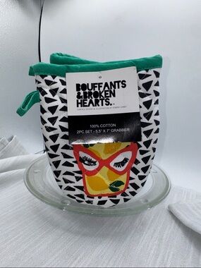 Bouffants & Broken Hearts brand, grabber mitt 2-piece set lemon design NEW